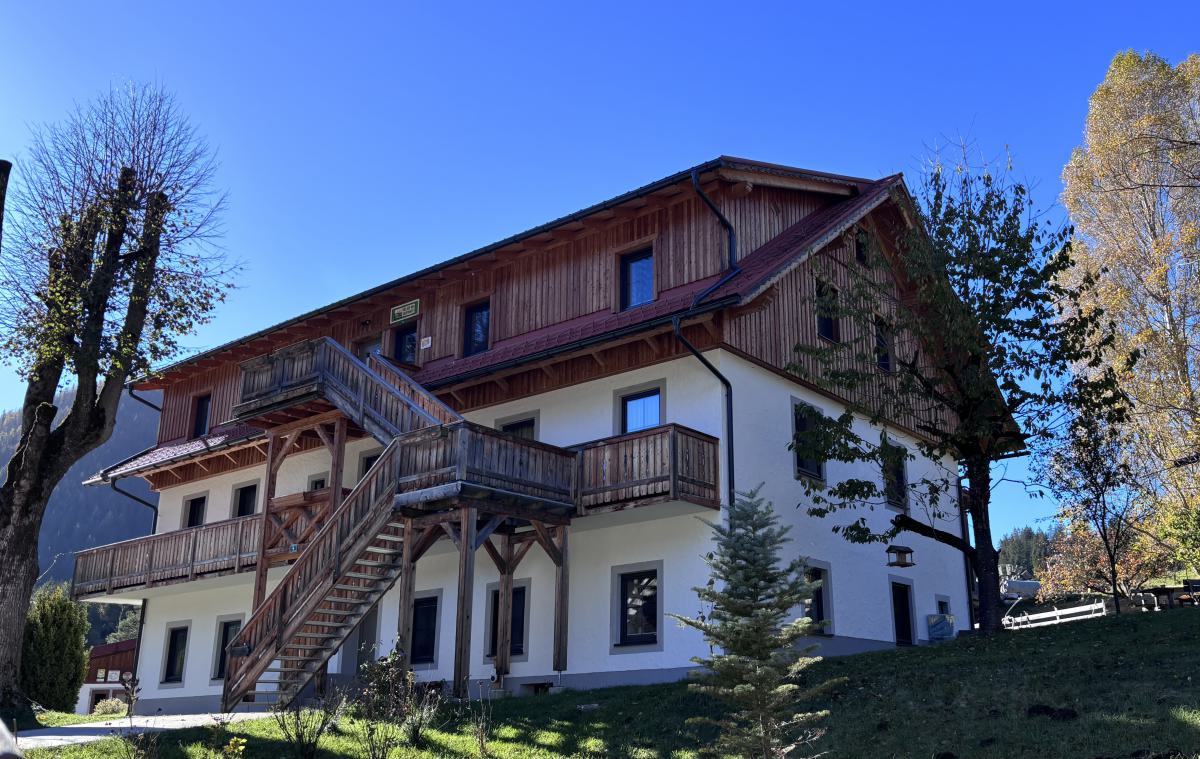 Bio-Bauernhof Poldlbauer mit Wohnhaus und Hofgebäuden, umgeben von Wiesen und Wald.